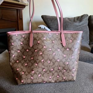 Coach city tote pink heart design